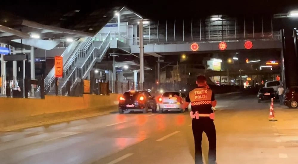 Bursa'da polisin gözü önünde müşterinin otomobiliyle trafiği tehlikeye attı
