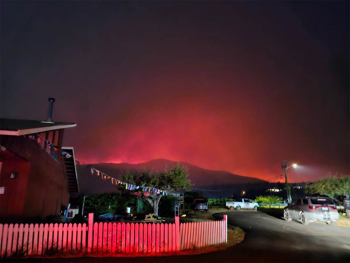 'The sky was glowing red': Calgary man recounts frantic escape from raging Okanagan wildfire