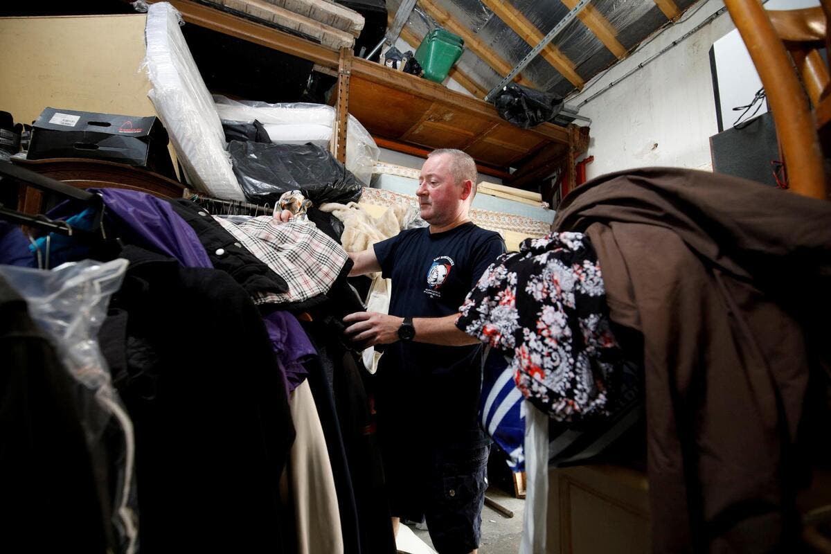 « On commence à avoir des tas partout et on ne sait pas quoi en faire » : face à la fermeture de la moitié des conteneurs à textiles de la Riviera Française, ces associations alertent