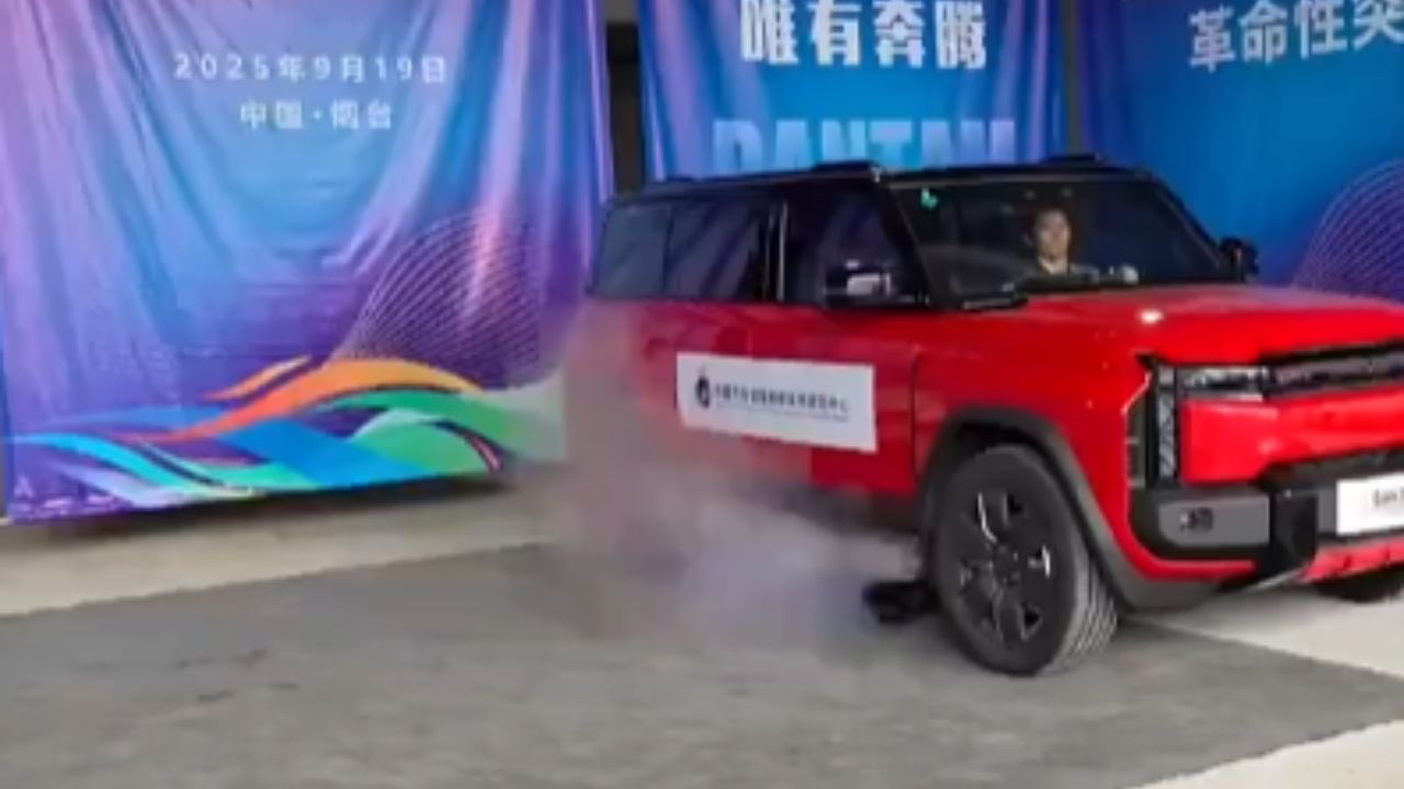 China creëert controversiële oplossing die elektrische autobatterijen afvuurt bij brand