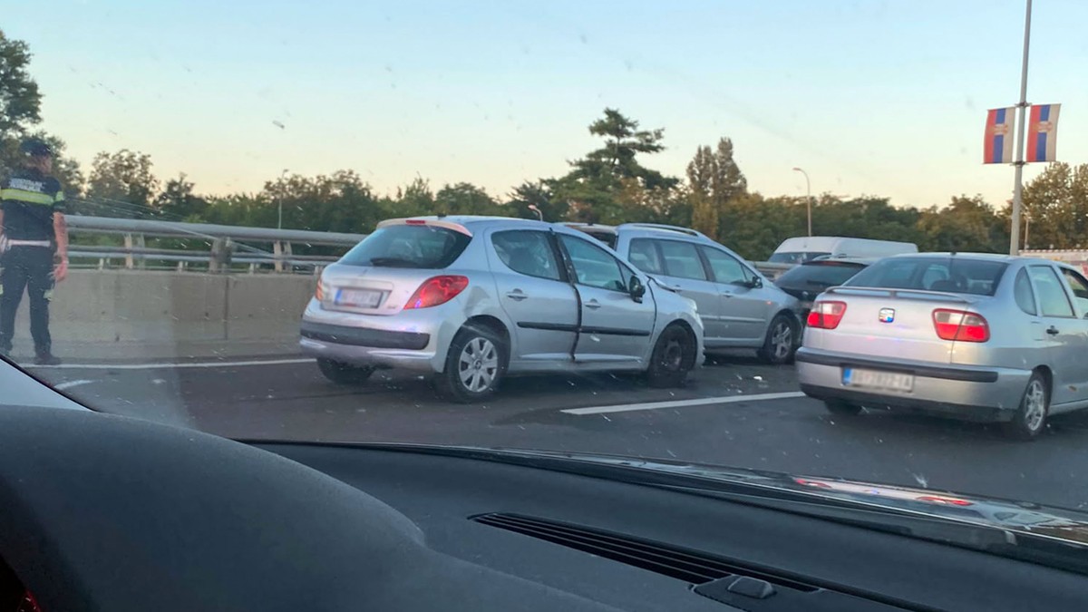 LANČANI SUDAR KOD ZMAJA Učestvovala najmanje tri vozila: Stvaraju se zastoji (FOTO)