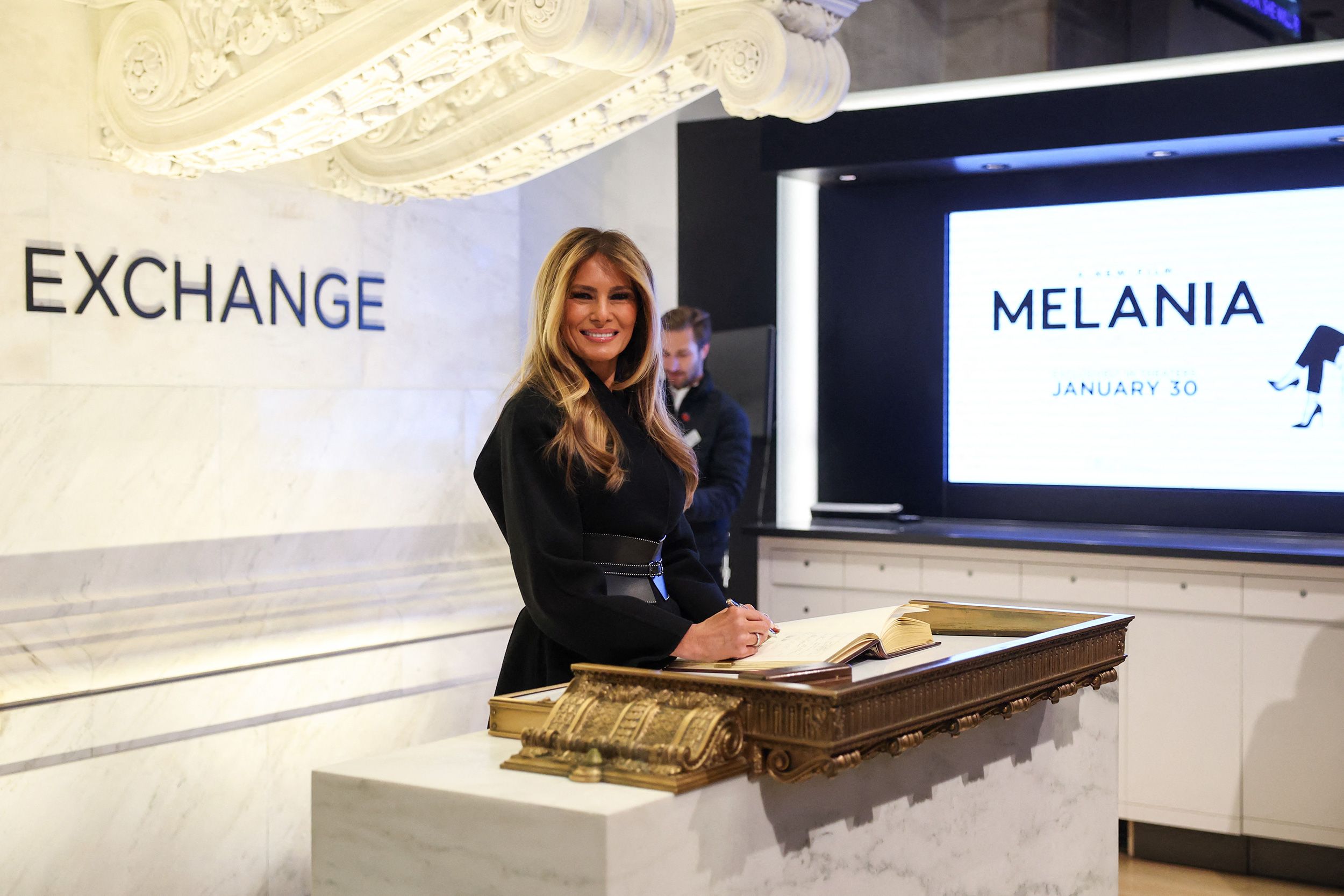 Stilettos vertigineux et manteau cintré : Melania Trump illumine la bourse de New York