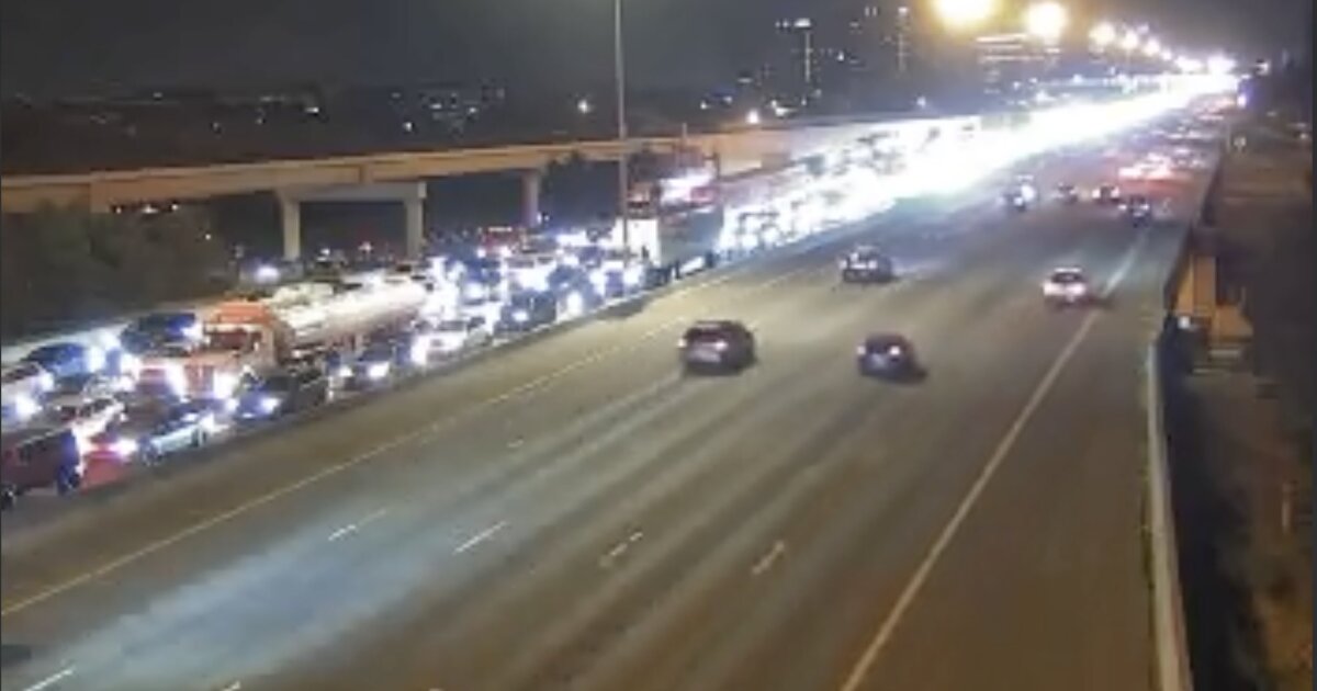 Southbound I-25 closed near Greenwood Village after crash
