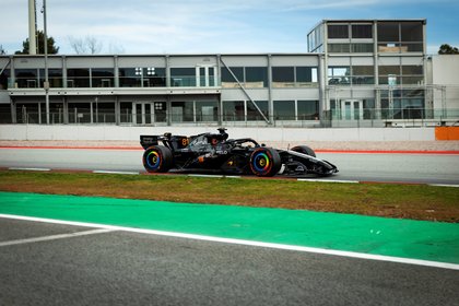 Piastri hits track on disrupted day four of Barcelona F1 shakedown