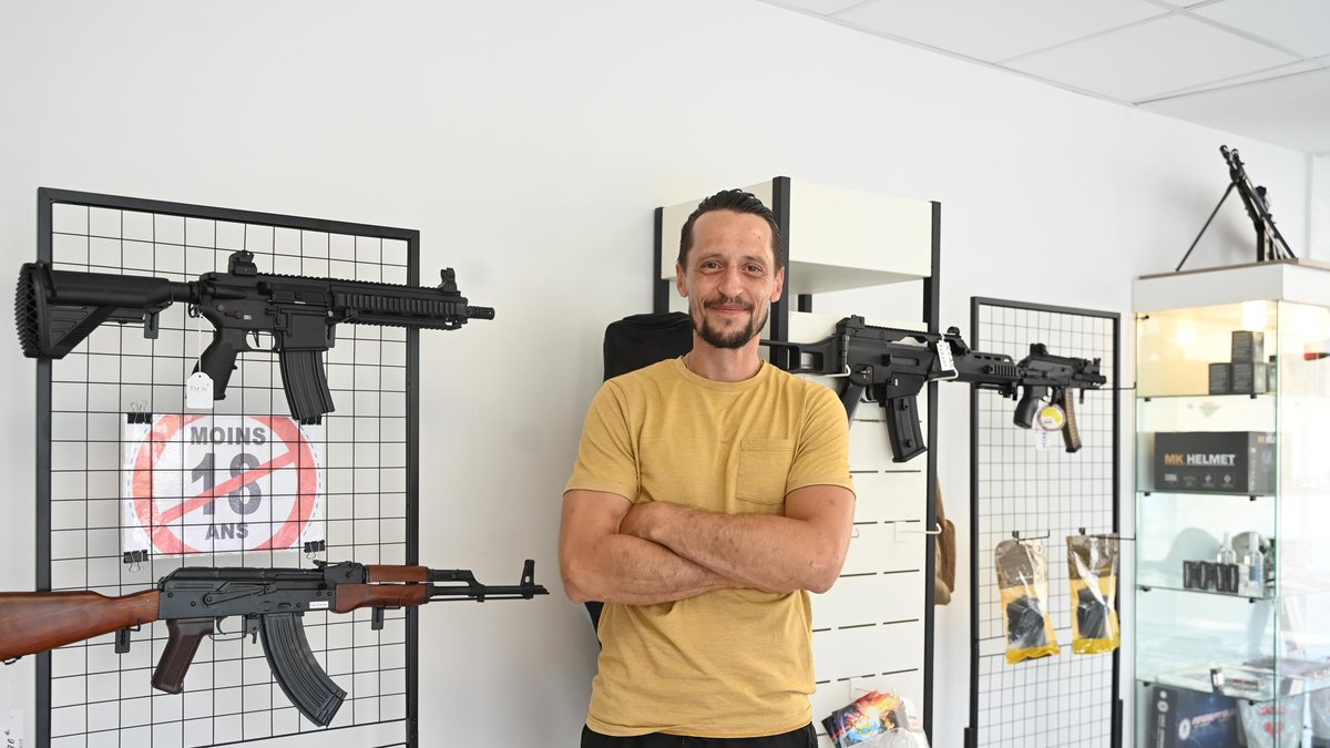 "Si on voulait en acheter, il fallait aller jusqu'à Toulouse..." : il lâche son entreprise de déménagement pour se consacrer à sa passion et ouvre une boutique où il vend des répliques d'airsoft