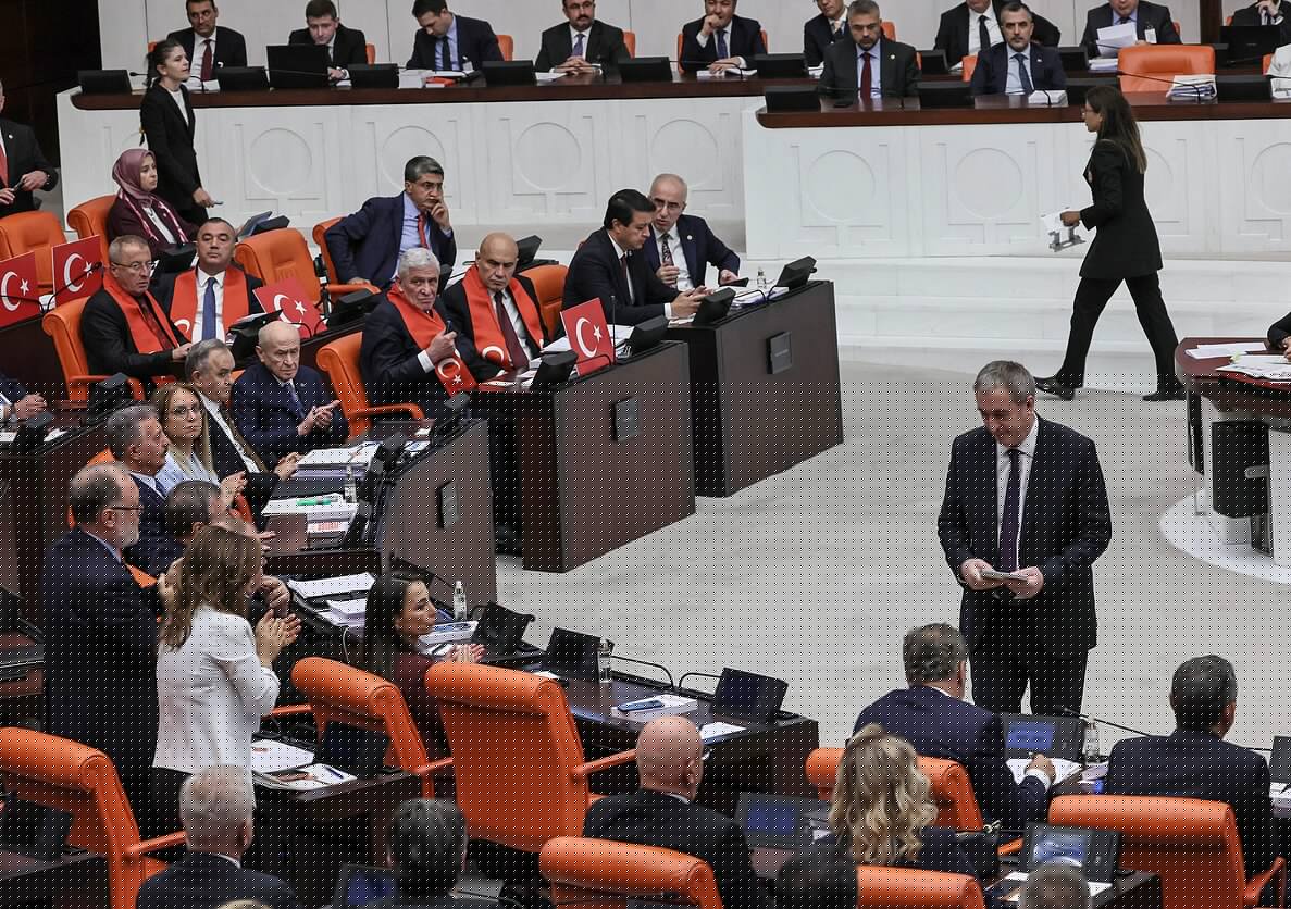 Turkijos parlamentarai pritarė istoriniam įstatymui dėl kurdų kovotojų reintegracijos