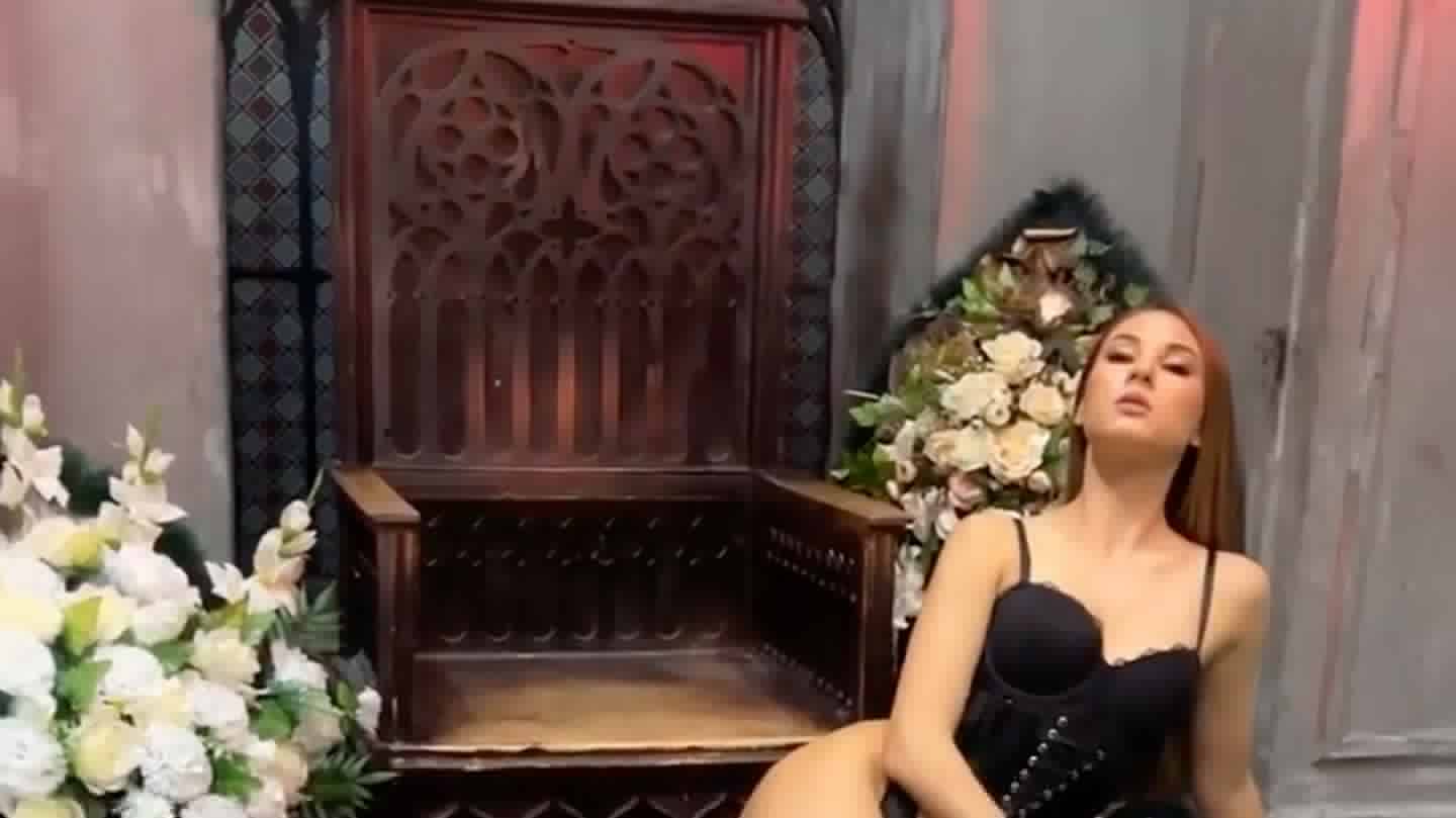 “The World’s Gone Mad!” Funeral Home Posts Bizarre Ad Showing Lingerie Models Posing With Coffins