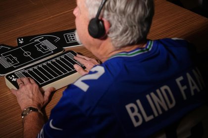 Algunos aficionados ciegos vivirán el Super Bowl con dispositivo táctil que sigue el balón