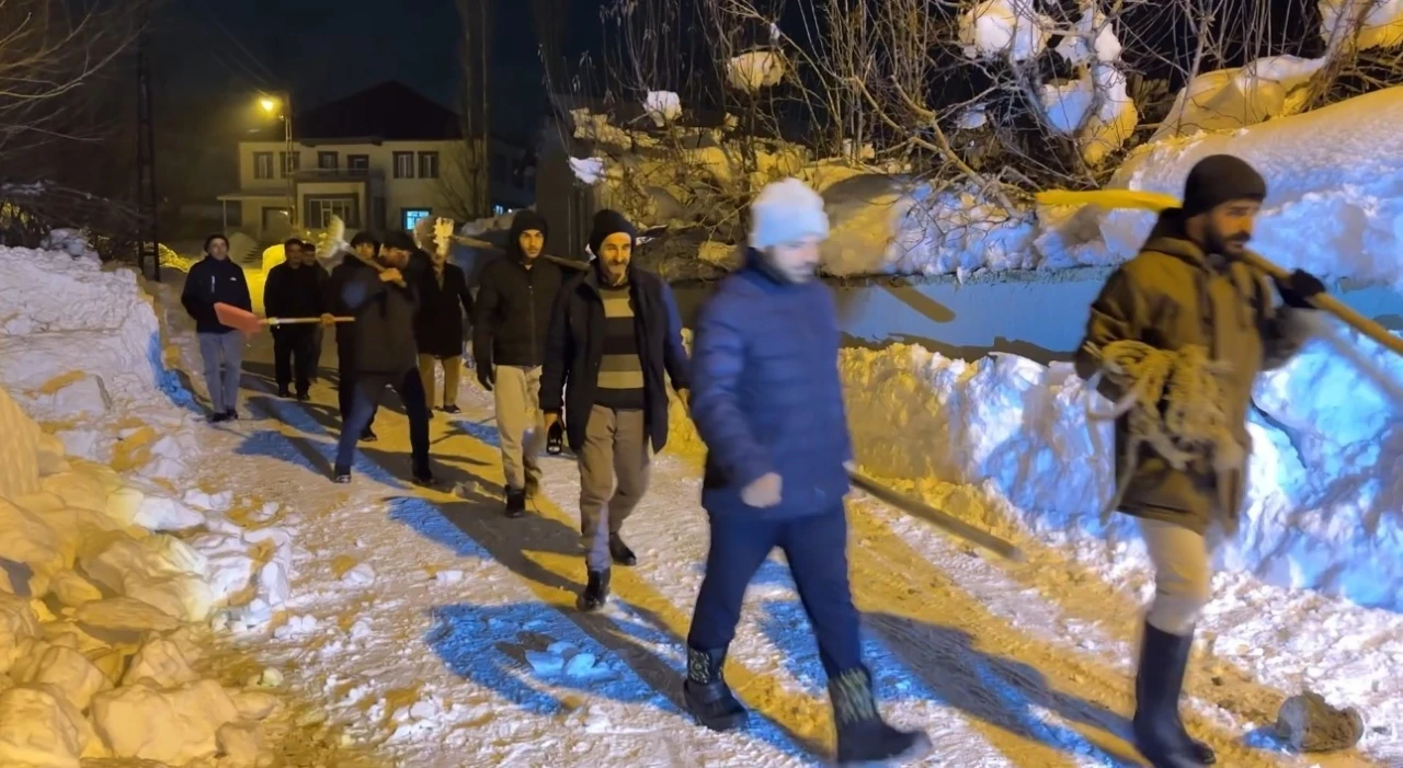 Yüksekova’da cemaat namazdayken caminin çatısı çöktü