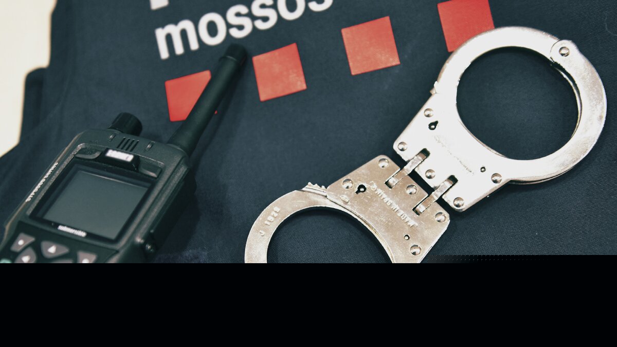 Los Mossos rescatan a un hombre entre barcos en Barcelona y descubren que estaba buscado