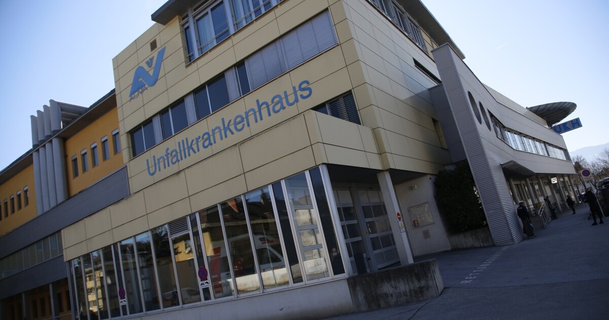 72-Jähriger verletzt - Bein von Arbeiter durch Baumstamm eingeklemmt