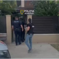 Percheziții în două județe și în Capitală într-un dosar de furt de produse și bani din avioane. Prejudiciul este estimat la 800.000 de euro | VIDEO