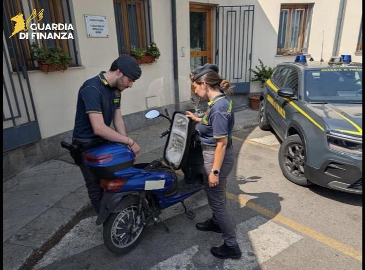 Scooter elettrici venduti come e-bike non sicure: maxi sequestro della Gdf