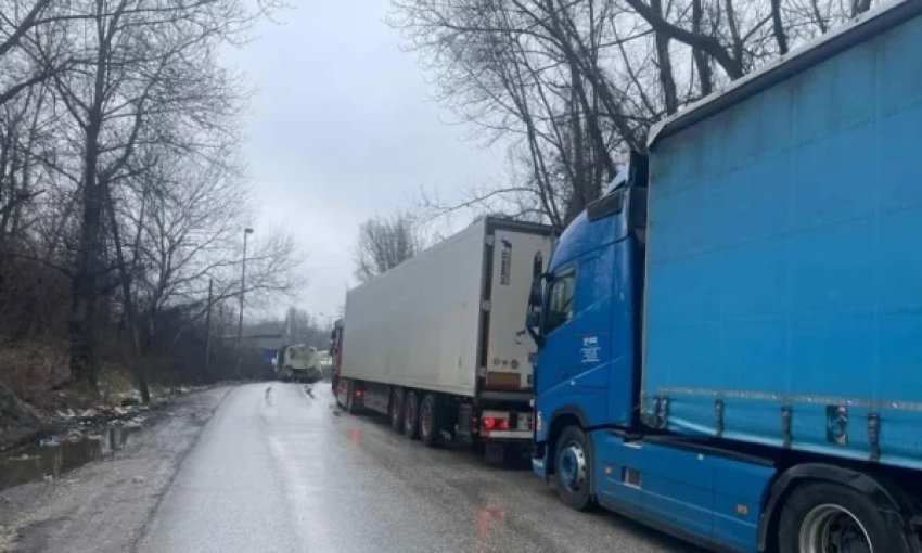 Protesta e transportuesve kundër rregullores së BE, hapet pika kufitare Kosovë-RMV për qarkullim të kamionëve