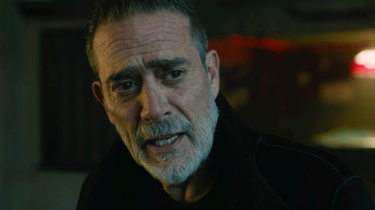 Negan Actor Jeffrey Dean Morgan Says The Walking Dead Fans Still Swear at Him in the Street for Killing Glenn 10 Years Ago