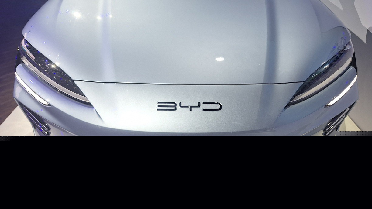 Čínská ofenzíva: BYD upevňuje trůn, Leapmotor šokuje rekordem a Tesla hlásí nejlepší červenec v historii