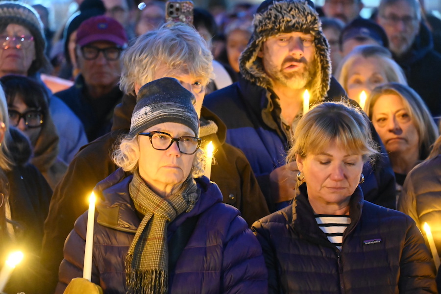 Nurses, Veterans, Families Tearfully Mourn Alex Pretti at Aurora Vigil
