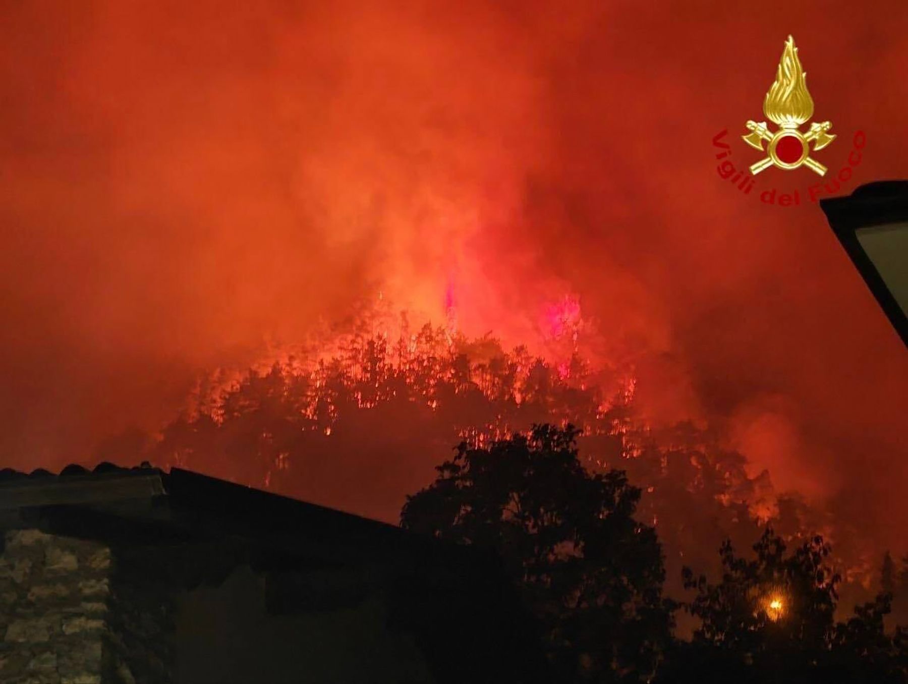 Incendiu masiv în apropierea lacului Garda. Peste 200 de turiști evacuați