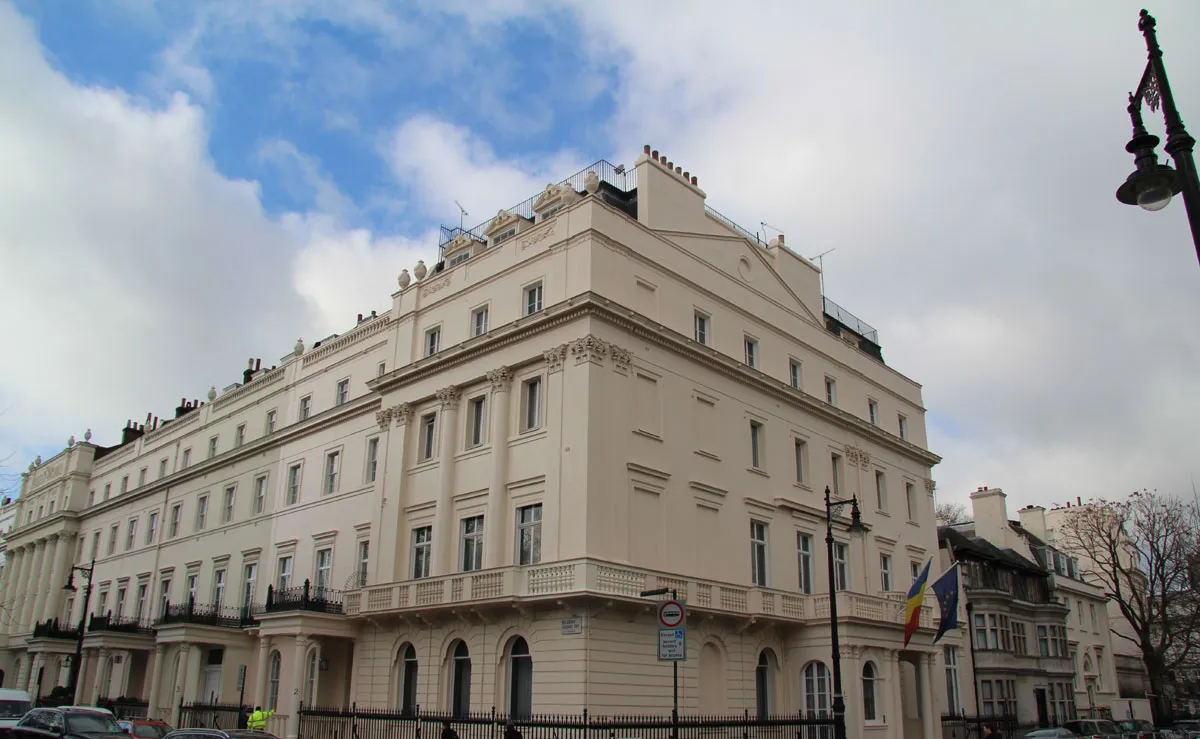 Aura Woodward, directoarea ICR Londra, recunoaște că locuiește cu familia în clădirea institutului. Un ghem de neadevăruri acoperă încă un dezmăț bugetar