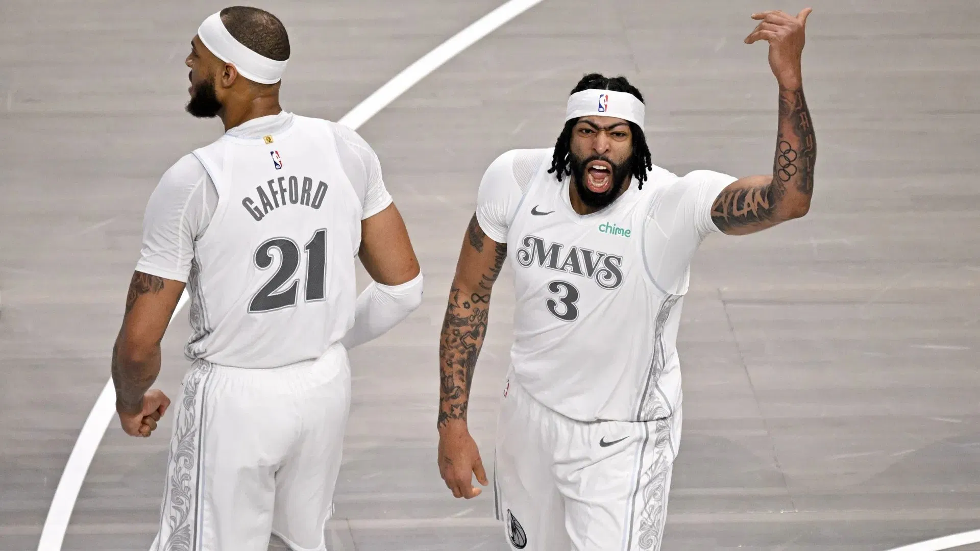 "Whole frontcourt made of glass": Mavericks fans frustrated as Anthony Davis' $14,386,320 running mate suffers multi-week injury