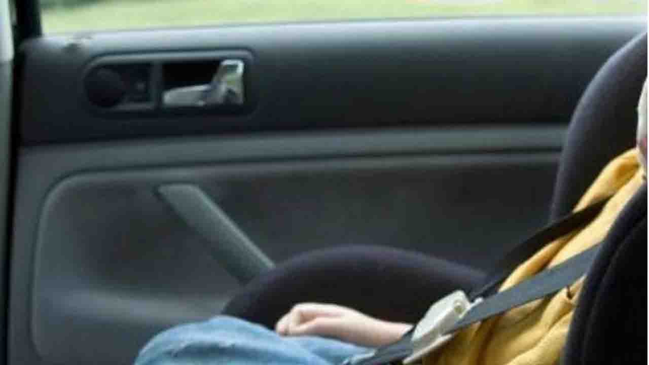 Marsala, bimbo di due anni resta chiuso in auto: salvato da passanti e operai