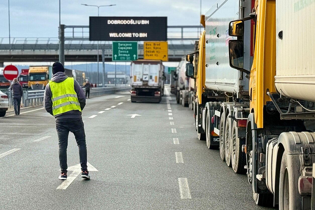 Balkanų vilkikų vairuotojai tęsia blokadas protestuodami prieš ES taisykles