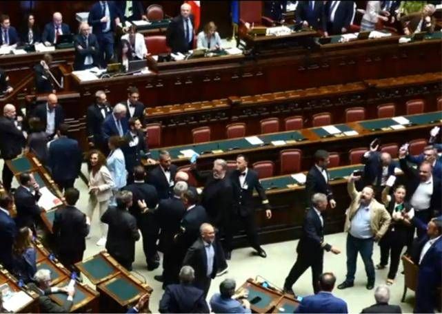 Caso Delmastro, la Camera nega l'uso delle chat: tensione in Aula