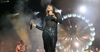 En concert à Bruxelles, Clara Luciani est rejointe sur scène par un jeune chanteur belge pour un tube d'Axelle Red (vidéo)