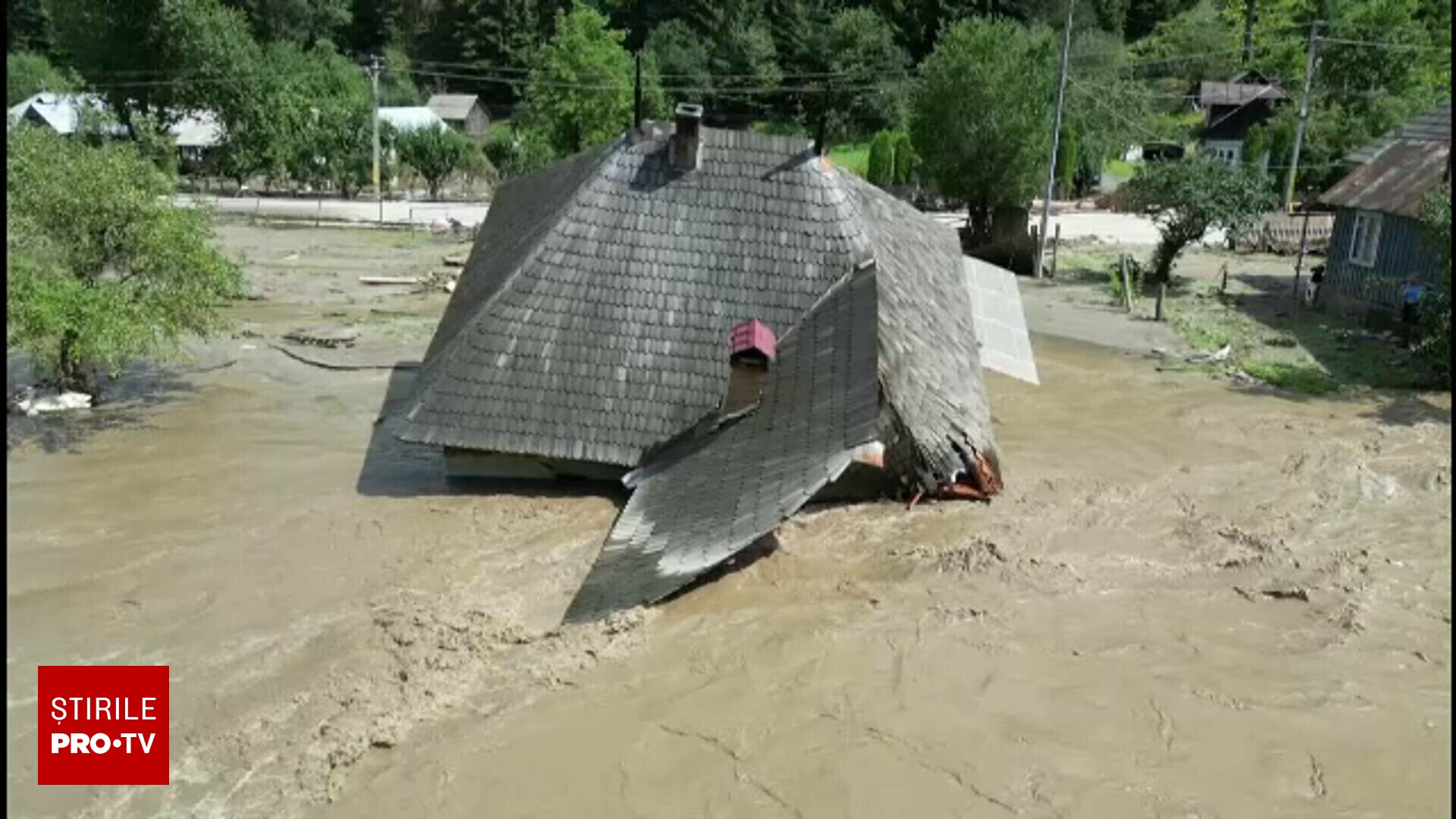 Cod roşu de viituri pe râuri din cinci judeţe, vineri şi sâmbătă. Coduri galbene şi portocalii pe mai multe cursuri