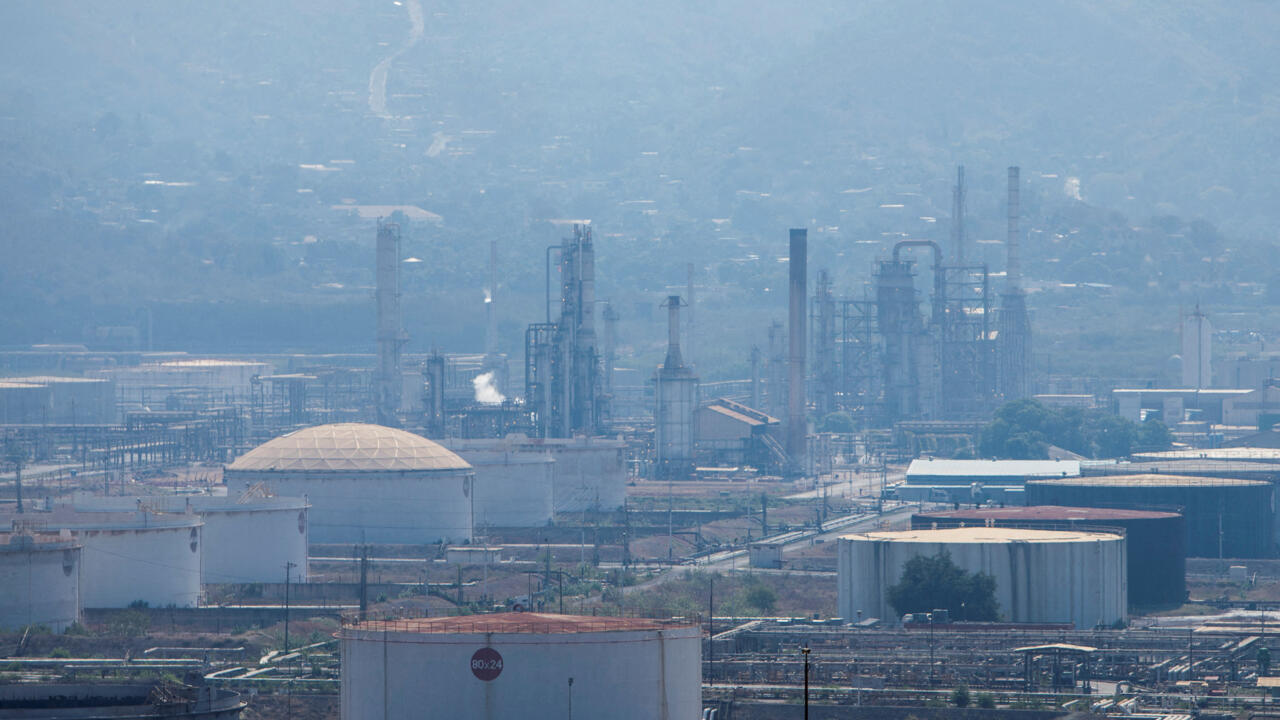 Le Venezuela adopte une loi pétrolière favorable au secteur privé, Washington lève des sanctions