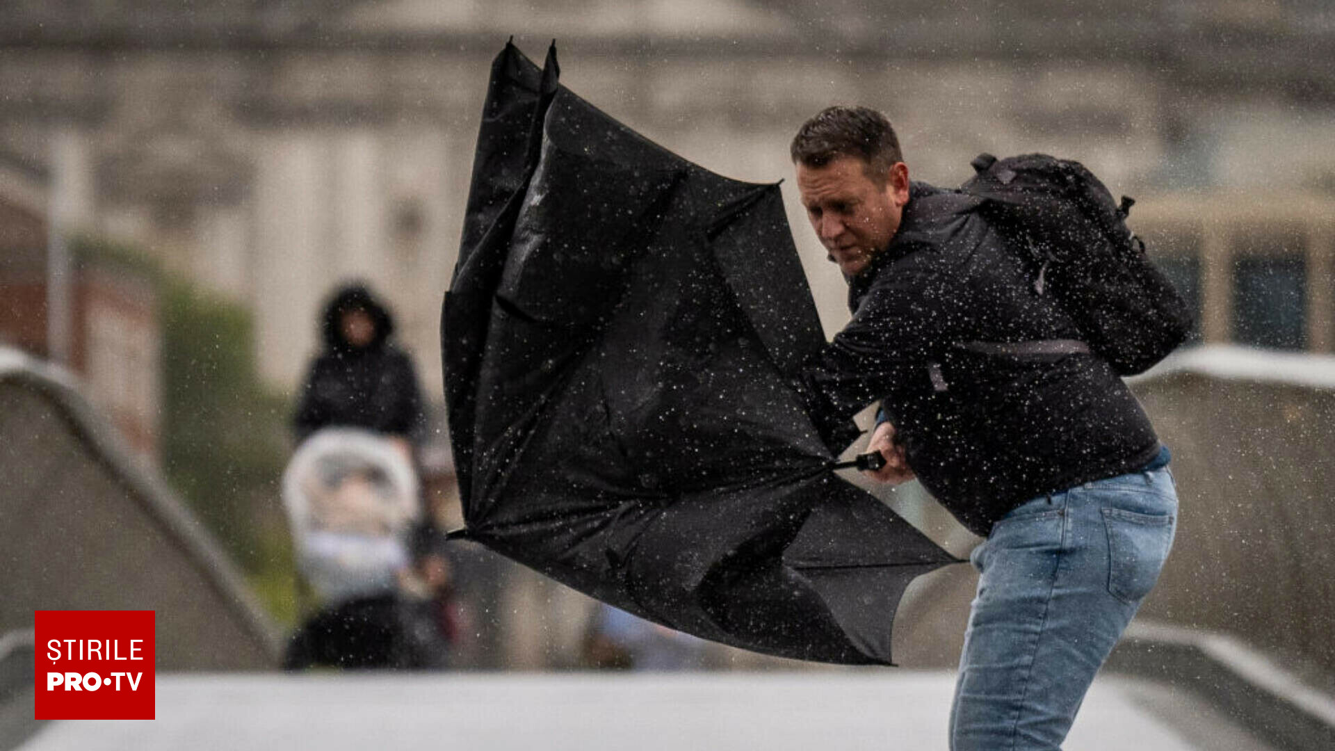 Vreme extremă în România. Jumătate de țară, sub cod portocaliu de furtuni, vânt puternic, lapoviță și chiar ninsori viscolite