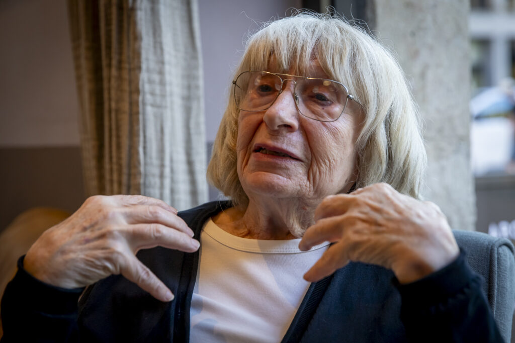 Antònia Vicens: “A mi m’agrada clavar cops de puny al lector”