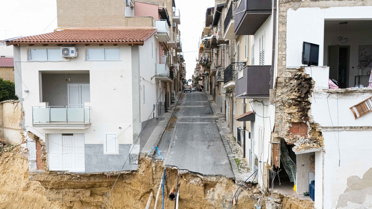 (VIDEO, FOTO) JEZIVI ZVUCI ČUJU SE IZ ZEMLJE Evropski grad KLIZI U PONOR! Crvena zona SE ŠIRI KA CENTRU, kuće presečene napola vise nad provalijom
