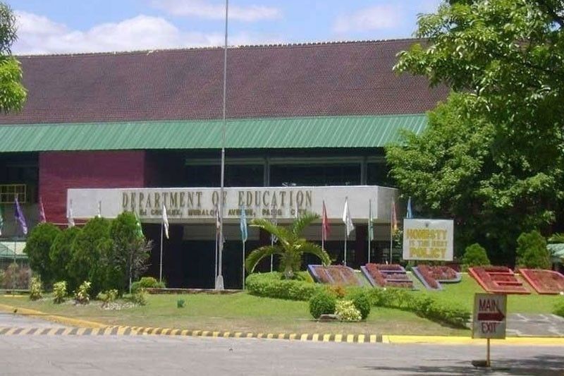 DepEd vows fair probe into students’ assault on teacher