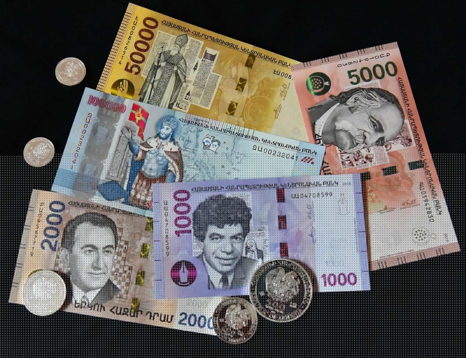En Arménie, légère baisse des taux de change dollar et euro qui s’échange à 422 drams arméniens
