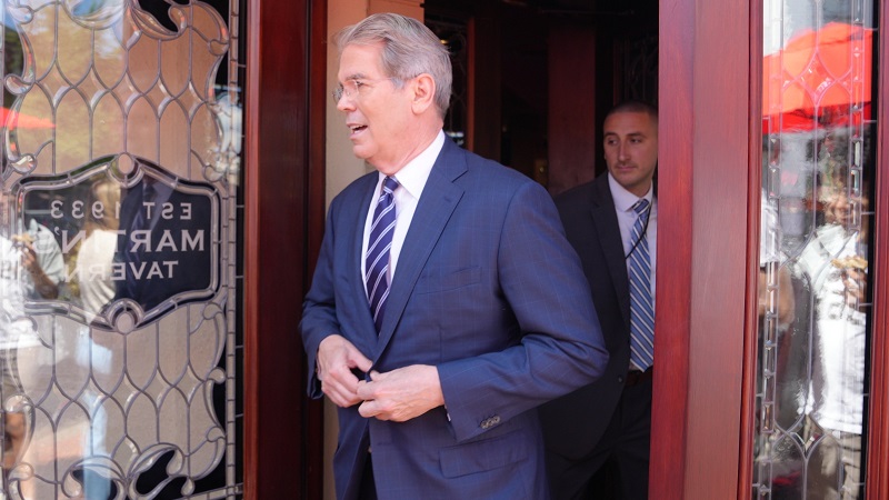 Besent and Caputo spoke is on the verge of nerve attack