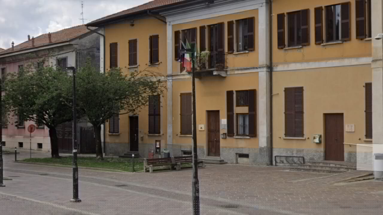 Nel Milanese c'è un Comune dove si può giocare a pallone in piazza solo se è di spugna
