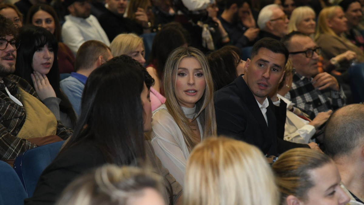 ĆERKA GAGIJA JOVANOVIĆA SA SUPRUGOM U JAVNOSTI Mlada glumica blista nakon porođaja: Ne odvaja se od muža atletičara, a evo ko je sa njima na premijeri Svadbe