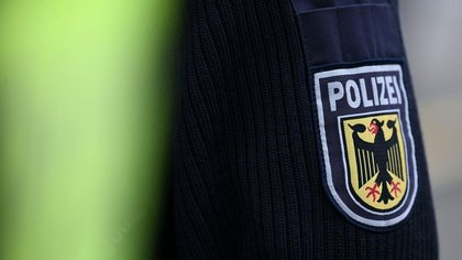 Messer sichergestellt: Mann verletzt unter Drogeneinfluss Polizisten im Gesicht