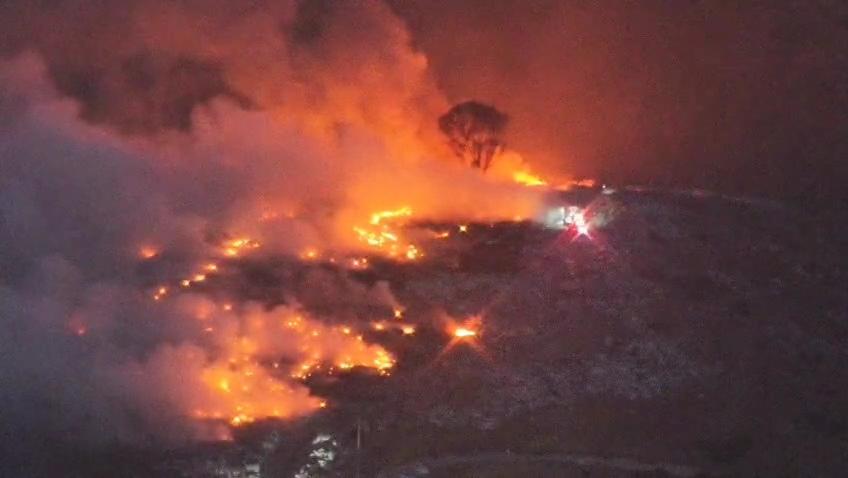 Bomberos continúan combatiendo incendio en basurero clandestino de San Antonio de los Buenos