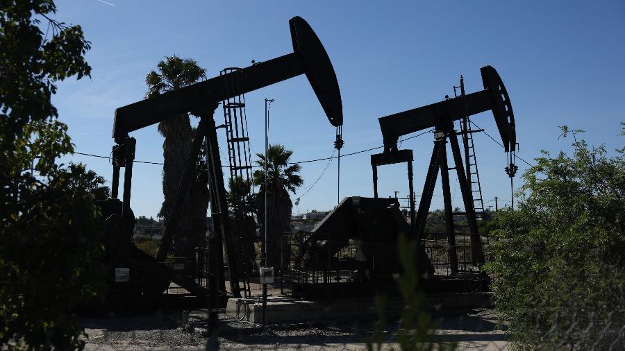 Petróleo cai mais de 4% e volta a ficar abaixo de US$ 100 apesar de novas ameaças dos EUA