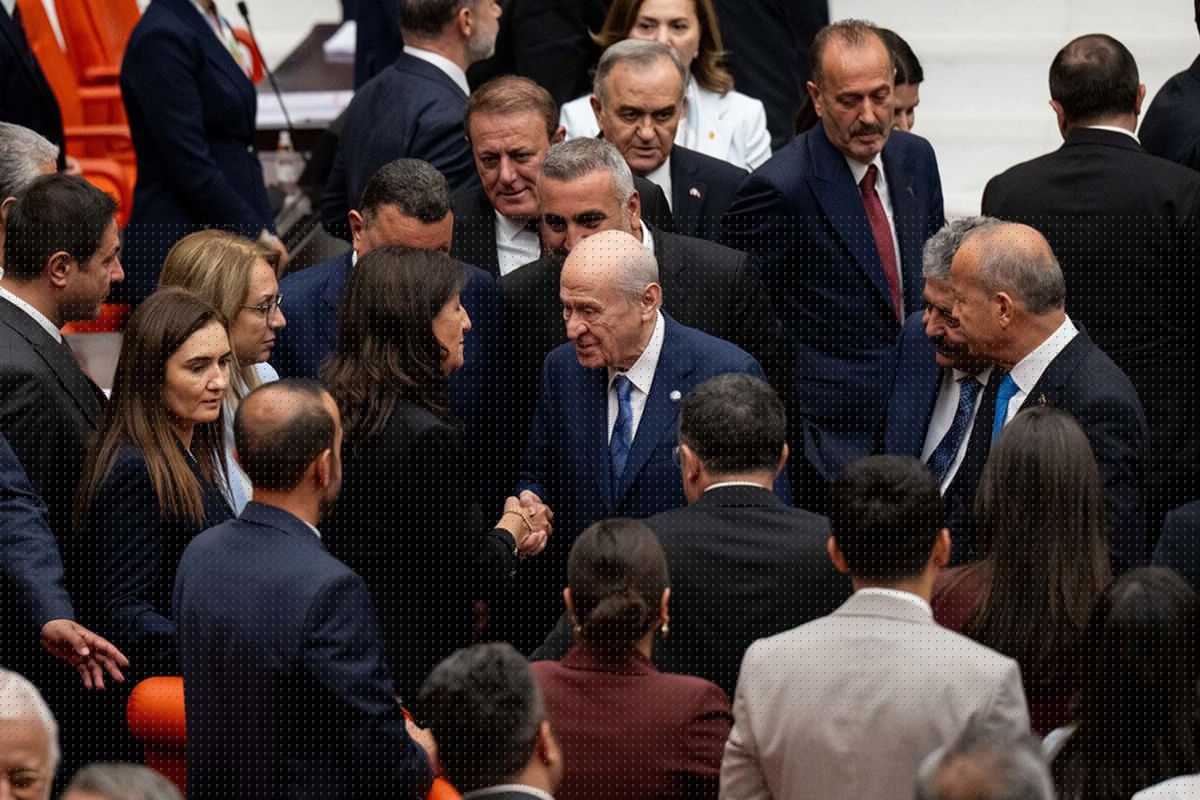 Bahçeli, çerçeve yasanın kabul edilmesinin ardından DEM Partili isimlerle tokalaştı