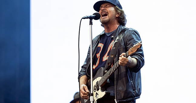 Eddie Vedder pays tribute to Glen Hansard by busking on Grafton Street