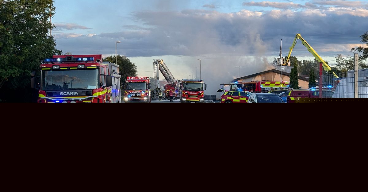 Kraftig brand i industribyggnad i Skillingaryd – ”omfattande insats”