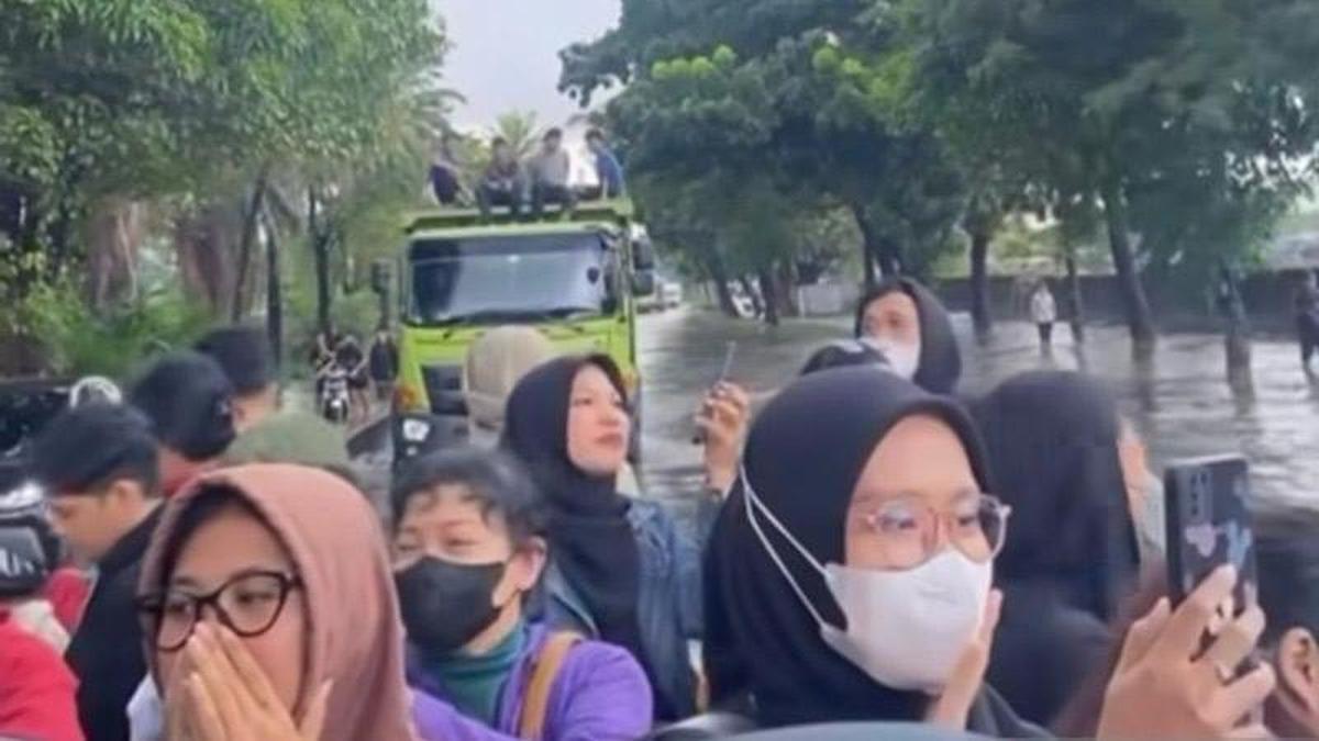 Ketika Truk Jadi 'Feeder' TransJakarta Dadakan di Tengah Banjir Daan Mogot