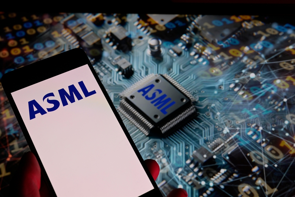 ASML atinge maxime istorice pe bursă după comenzi record, în pofida concedierii a aproape 4% din personal