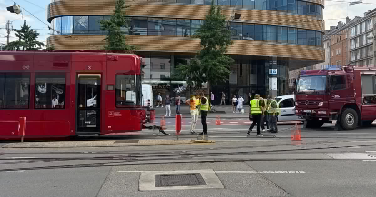 Technisches Gebrechen - Straßenbahn mitten in Innsbruck entgleist