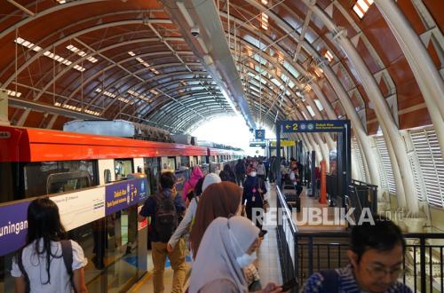 KAI Diskon Tiket 17 Persen dan Tarif Rp8 untuk LRT dan KRL