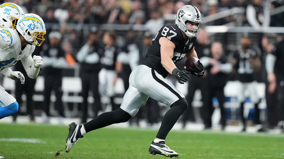 Raiders elevate tight end amid Brock Bowers, Michael Mayer injuries
