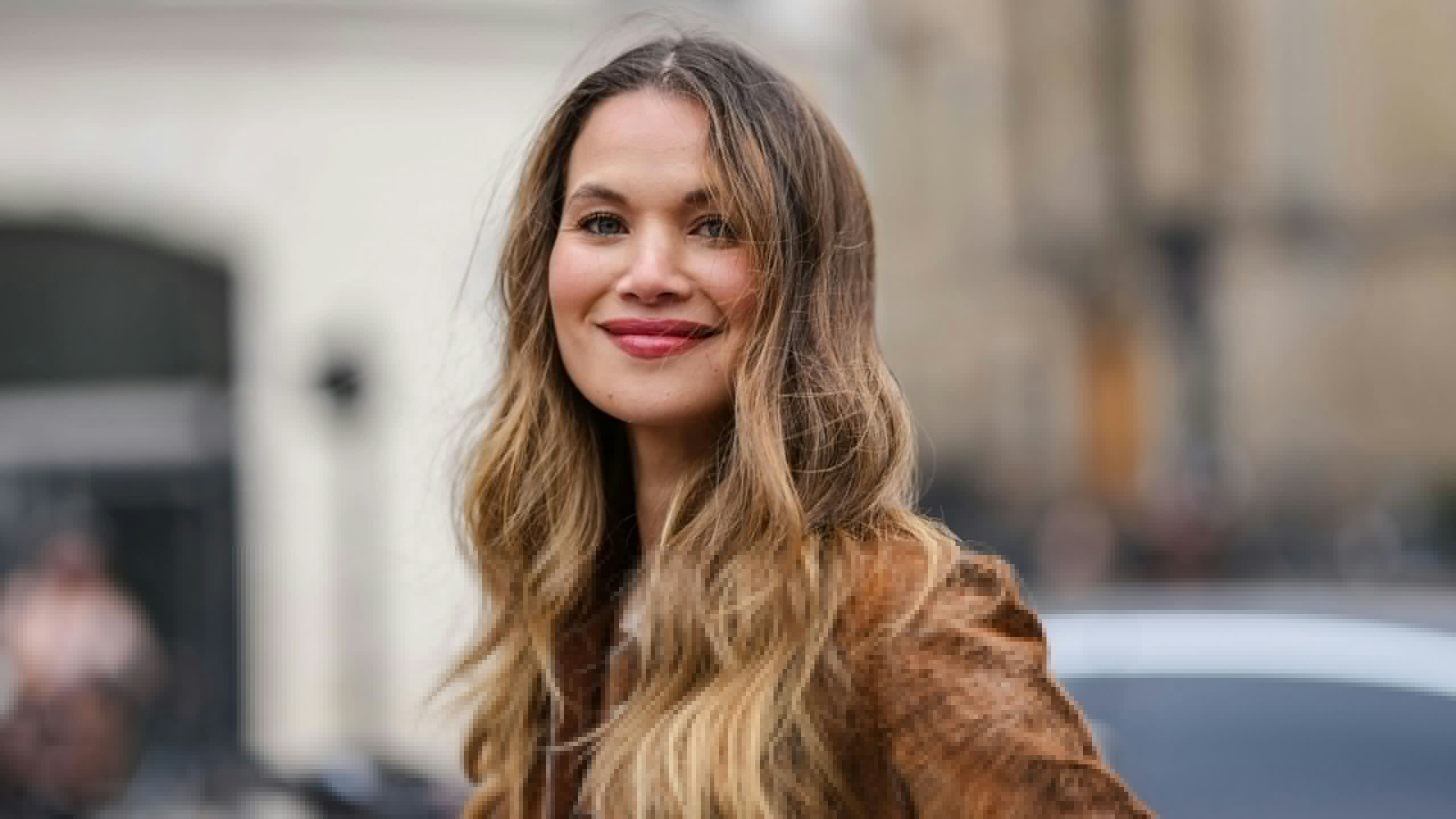French Women Are Swapping Out Their Favourite Lipsticks For This Chic Alternative